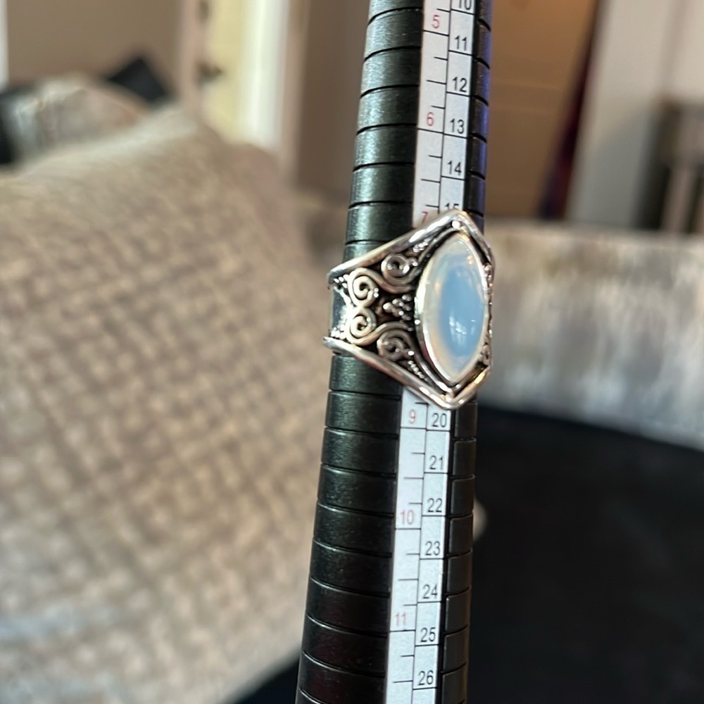 Size 8 Statement Ring - Picture 6 of 9